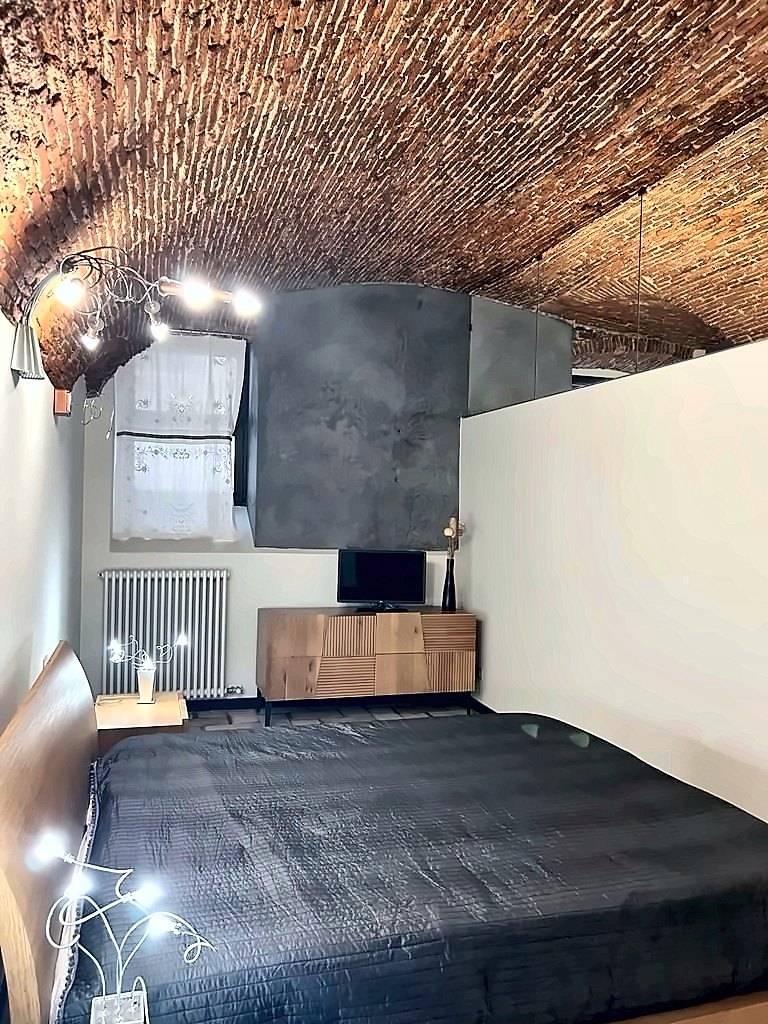La chambre, entre voûte en brique et mur en stuc · Perla del Borgo, Borgio Verezzi