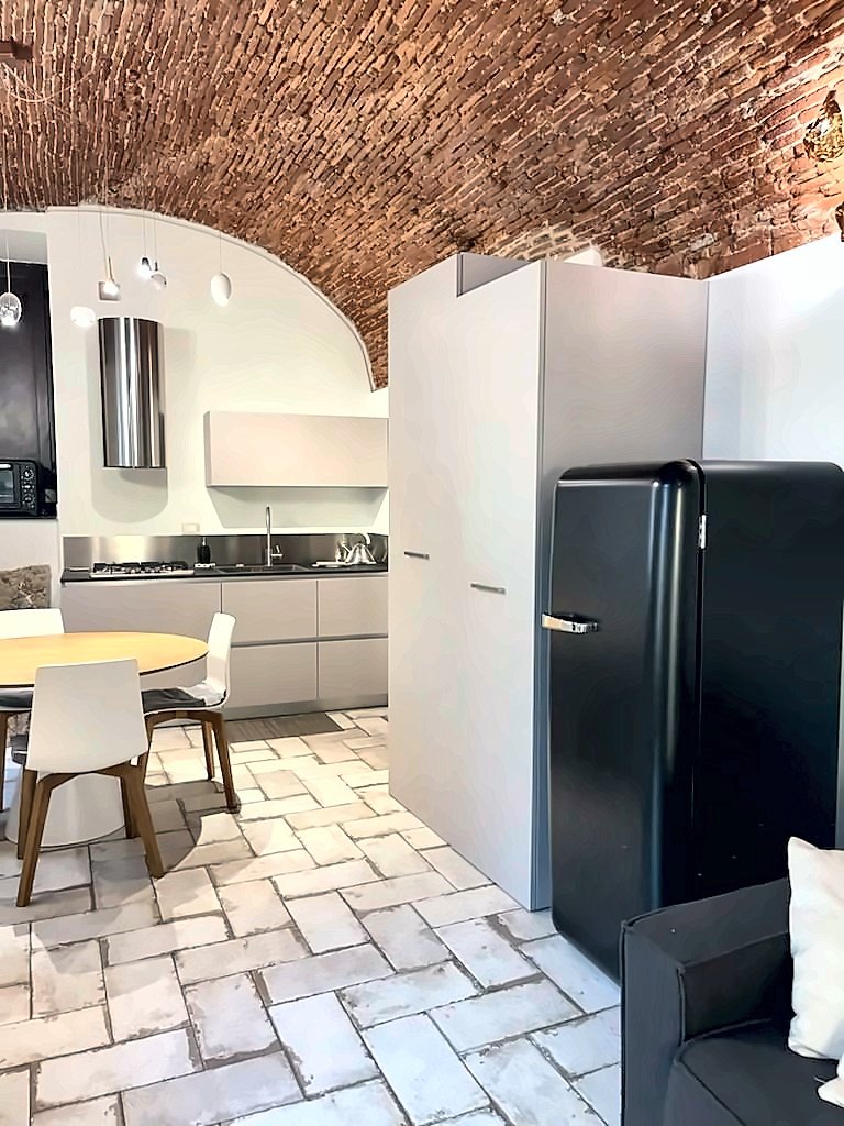 Cuisine et réfrigérateur au design rétro · Perla del Borgo, Borgio Verezzi