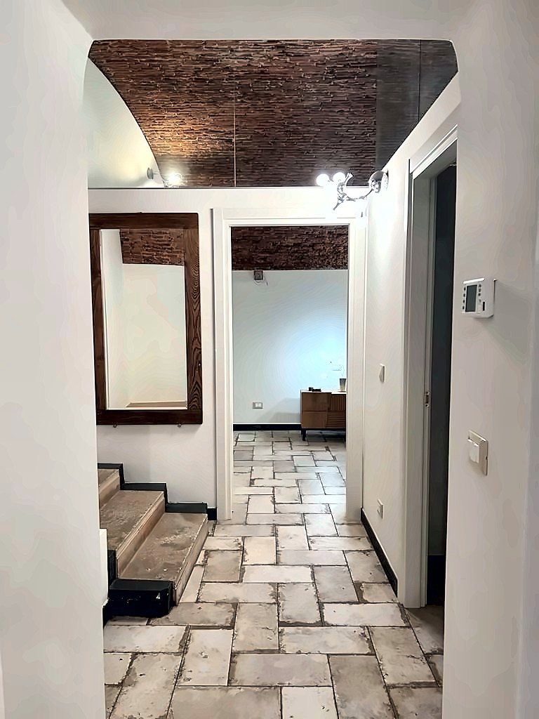 Le couloir au sol en pierre · Perla del Borgo, Borgio Verezzi