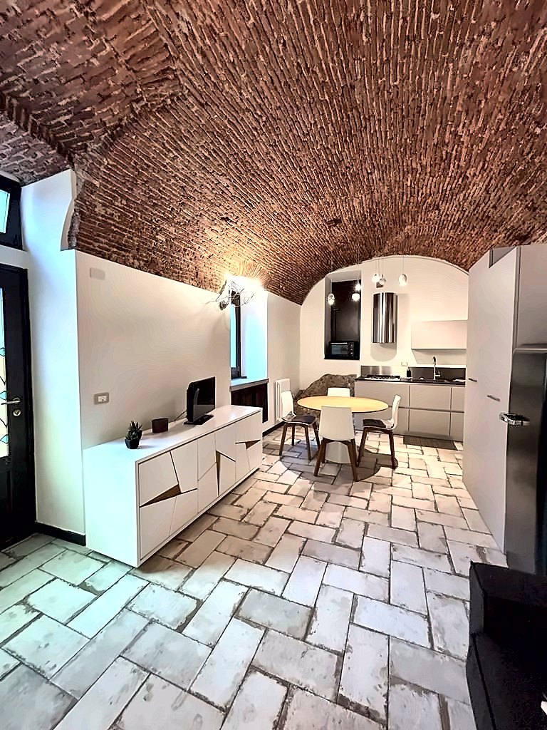 Zona giorno della Perla del Borgo con volta in mattoni