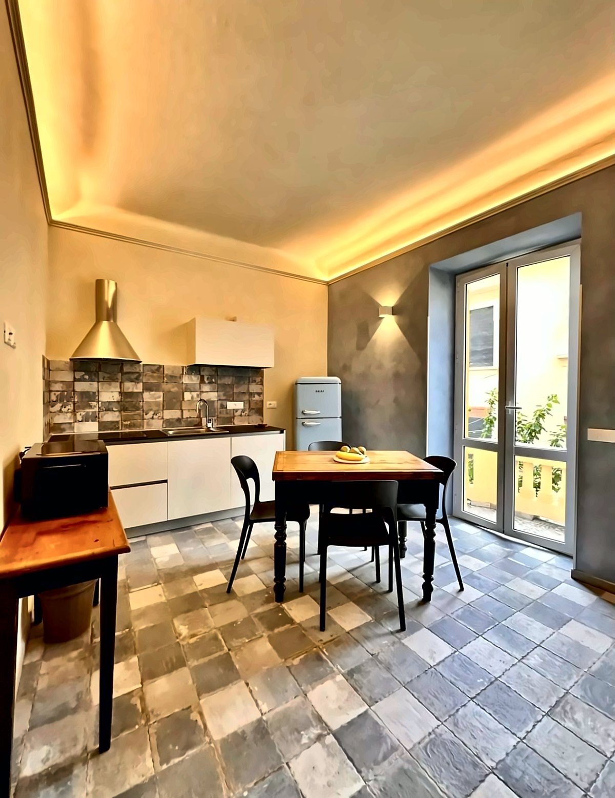 Cucina-soggiorno di Smeraldo con portafinestra sul balcone